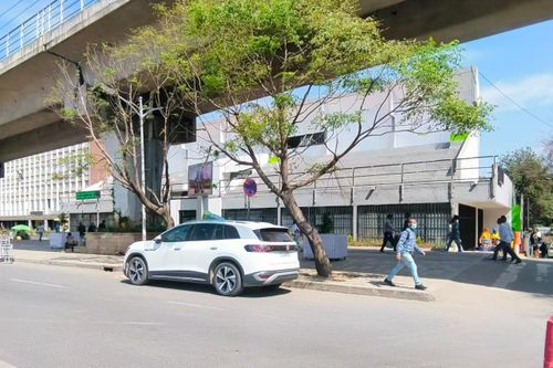 Nghịch lý tại quốc gia đầu tiên cấm nhập khẩu xe xăng