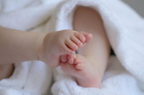 Bé sơ sinh bị nhiễm khuẩn và nhiều bệnh nặng khi vừa chào đời