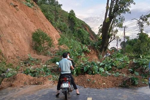 Thanh Hóa: quốc lộ 15C sạt lở, giao thông tê liệt nhiều giờ