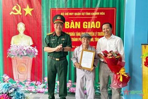 Bộ Chỉ huy Quân sự tỉnh Khánh Hòa bàn giao 2 nhà chính sách tại TP Cam Ranh
