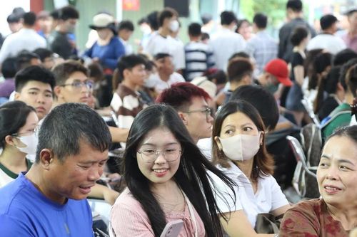 Tân sinh viên EPU hân hoan nhập học