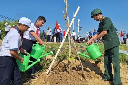Học sinh Thừa Thiên Huế hưởng ứng mô hình 'Đoạn đường sắt ông cháu cùng chăm'