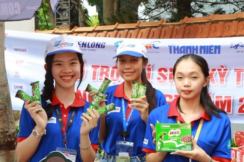 Trao tặng gần 200.000 phần quà hỗ trợ học sinh, sinh viên trên cả nước