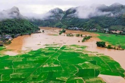 Lũ chồng lũ khiến 26 ngôi nhà và nhiều diện tích hoa màu ở vùng cao Sơn La ngập trong 'biển nước'