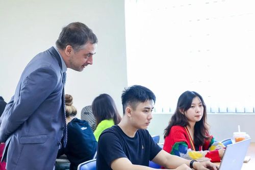 Trường đại học đầu tiên tại Việt Nam đạt chứng nhận quốc tế QS Stars 4 Sao phiên bản 6.0