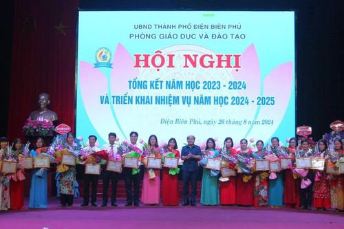 Khen thưởng gần 800 thầy cô và học sinh tại thành phố Điện Biên Phủ