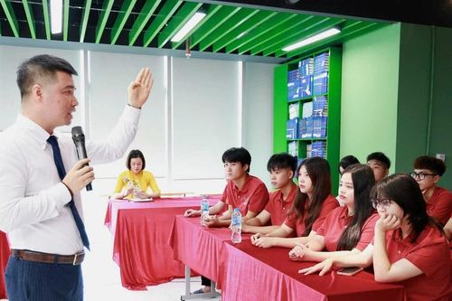 Giúp tân sinh viên thích ứng với môi trường mới