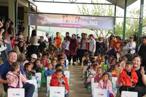 Nâng bước tới trường học trò vùng khó Lào Cai