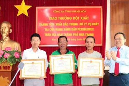 Khen thưởng tập thể, cá nhân dập lửa trong vụ cháy cây xăng ở Nha Trang