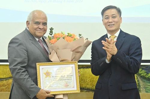 Trao Kỷ niệm chương 'Vì sự nghiệp Tư pháp' cho Đại sứ và Phó Đại sứ Cuba tại Việt Nam