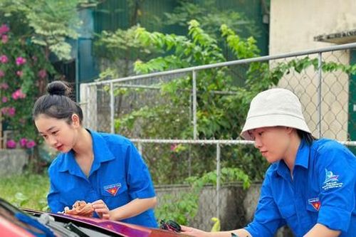 Thanh niên Hà Tĩnh rửa xe gây quỹ tặng trẻ nghèo