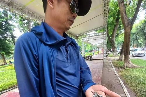 Hà Nội: Gian hàng hội chợ dời đi, đinh vít rải nhan nhản lòng đường, vỉa hè