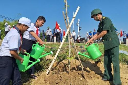 Hưởng ứng mô hình Đoạn đường sắt ông cháu cùng chăm