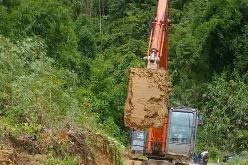 Khắc phục các điểm sạt lở, thông xe Quốc lộ 15C lên huyện Mường Lát
