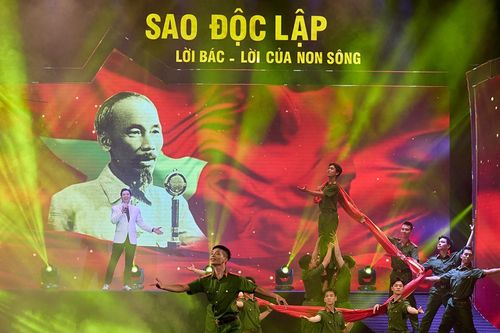 Hùng tráng và xúc động chương trình chính luận nghệ thuật 'Sao Độc lập'