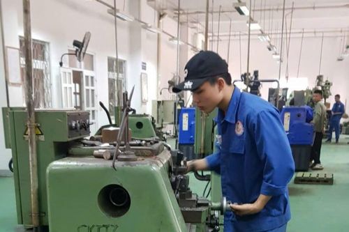 Vì sao nhiều sinh viên ở Nghệ An học xong gần 2 năm vẫn chưa được thi tốt nghiệp?