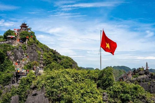 Du khách quốc tế thích thú hình ảnh Hang Múa ngập tràn sắc cờ đỏ sao vàng