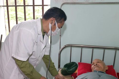 Bác sỹ mang quân hàm xanh tận tụy với người dân ở vùng biên Nghệ An