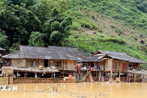 Nước lũ ở Sơn La dâng cao, gần 30 hộ dân phải di dời đến nơi an toàn