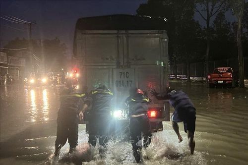 Bình Dương: Hỗ trợ người dân vượt qua các điểm ngập do mưa lớn