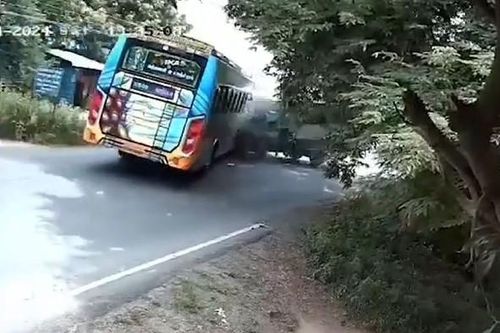 Clip: Xe buýt tông trực diện ô tô, 2 người văng xuống đường
