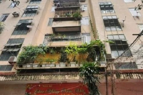 Người mua 'sốc nặng', nhà tái định cư thấm dột xuống cấp loang lổ được rao bán gần 4 tỷ đồng