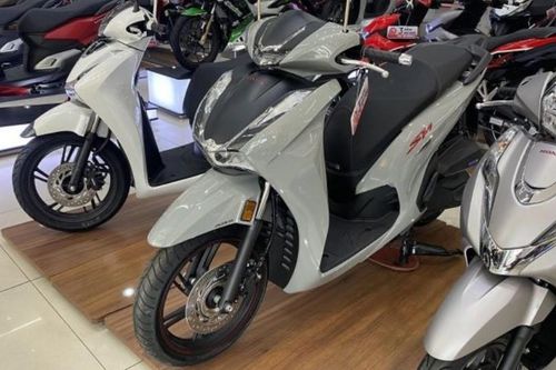 Khách Việt đổ xô tậu xe máy cuối tháng Ngâu vì giảm giá mạnh: Cả Honda, Yamaha và VinFast đều cực rẻ