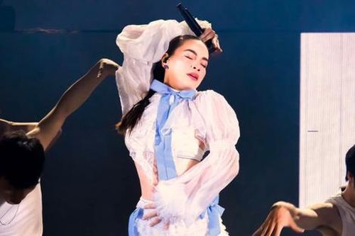 Thời trang đi diễn của Hồ Ngọc Hà ngày càng hở bạo đến 'đốt mắt'