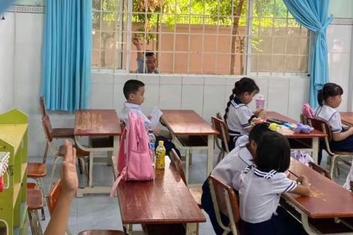 Ngày đầu con gái vào lớp 1, ông bố quyến luyến không rời khiến ai cũng thương
