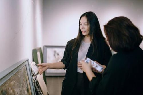 Nữ họa sĩ tự làm mẫu cho những bức tranh nude, gây ấn tượng với triển lãm 'Lớp lang cảm xúc'