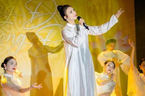 Hồ Quỳnh Hương hội ngộ Phạm Phương Thảo trong đêm nhạc về Phật giáo