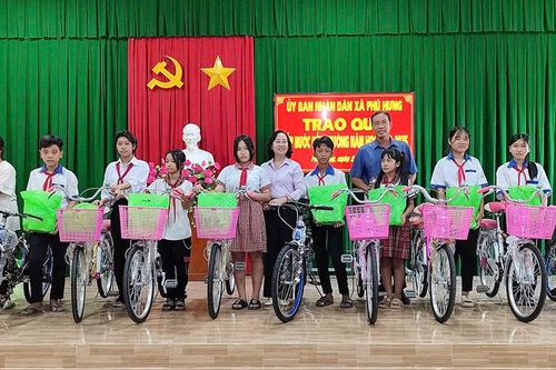Thêm hàng trăm phần quà hỗ trợ học sinh nghèo huyện Phú Tân đón năm học mới 2024 – 2025