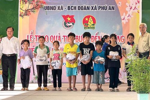 'Phiên chợ lá' độc đáo ở xã Phú An tiếp sức học sinh đến trường năm học mới