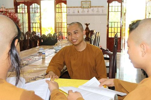 Lo cho trẻ mồ côi đến trường