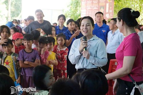 Trung thu sớm của trẻ nơi vùng rừng núi Mã Đà