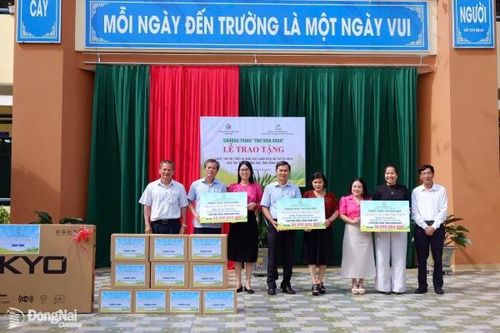 Tặng tủ sách và thiết bị giáo dục trị giá trên 550 triệu đồng cho các trường tiểu học tại Đồng Nai trước thềm năm học mới