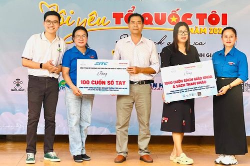 Nhóm từ thiện Fly To Sky tổ chức ngày hội 'Tôi yêu Tổ quốc tôi' tại xã Ia Phí