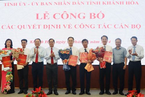 Tỉnh ủy và UBND tỉnh Khánh Hòa trao quyết định về công tác cán bộ
