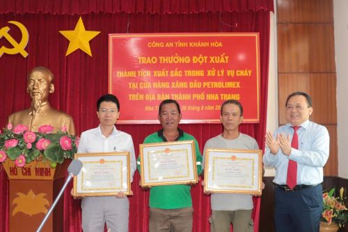 Khen thưởng đột xuất các tập thể, cá nhân có thành tích xuất sắc trong xử lý vụ cháy tại cây xăng ở Nha Trang