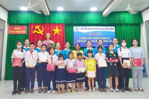 Trao quà cho học sinh khó khăn xã Cam Phước Đông