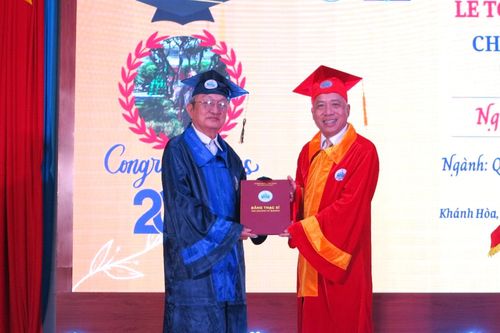 Tân thạc sĩ ở tuổi 'xưa nay hiếm'