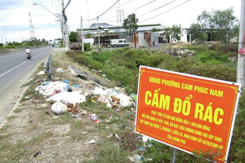 Cấm nhưng vẫn đổ rác
