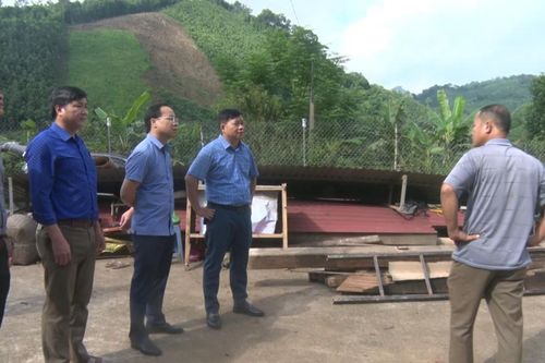 Lãnh đạo huyện Tràng Định thăm hỏi các gia đình bị thiệt hại do sạt lở đất