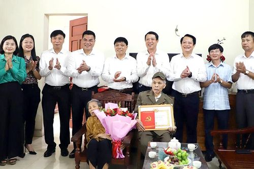 Trao Huy hiệu 70 năm và 75 năm tuổi Đảng tại các huyện: Đoan Hùng, Lâm Thao, Tam Nông