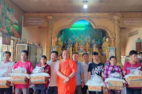Các tự viện trao quà từ thiện, chia sẻ yêu thương với các hoàn cảnh khó khăn