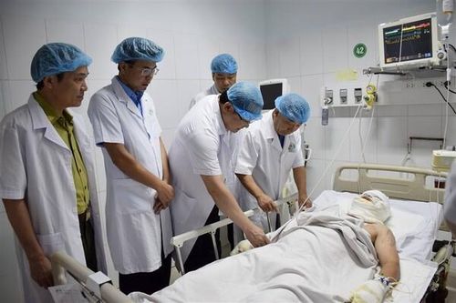 Lãnh đạo Nghệ An thăm các cán bộ kiểm lâm bị thương khi tham gia chữa cháy rừng