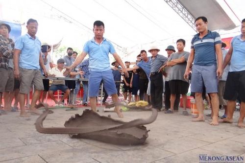 Độc đáo giao lưu pháo đất tại lễ hội đền Khúc Thừa Dụ năm 2024