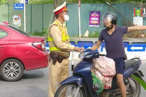 Xử lý hàng loạt xe máy đi vào đường cấm