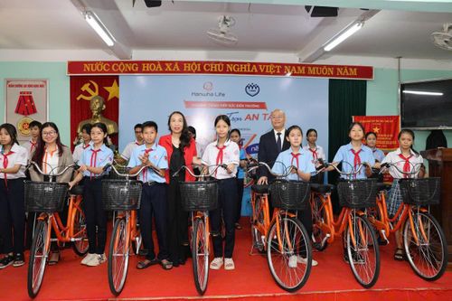 Tiếp sức đến trường cho các em học sinh khó khăn