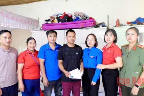 Trao quà hỗ trợ cho người dân bị ảnh hưởng bởi mưa lũ xã Hưng Đạo (Thành phố)
